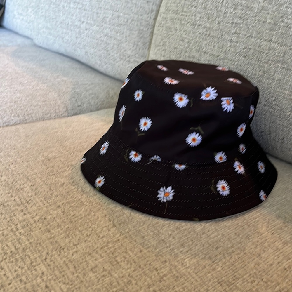 Alice + Olivia bucket hat